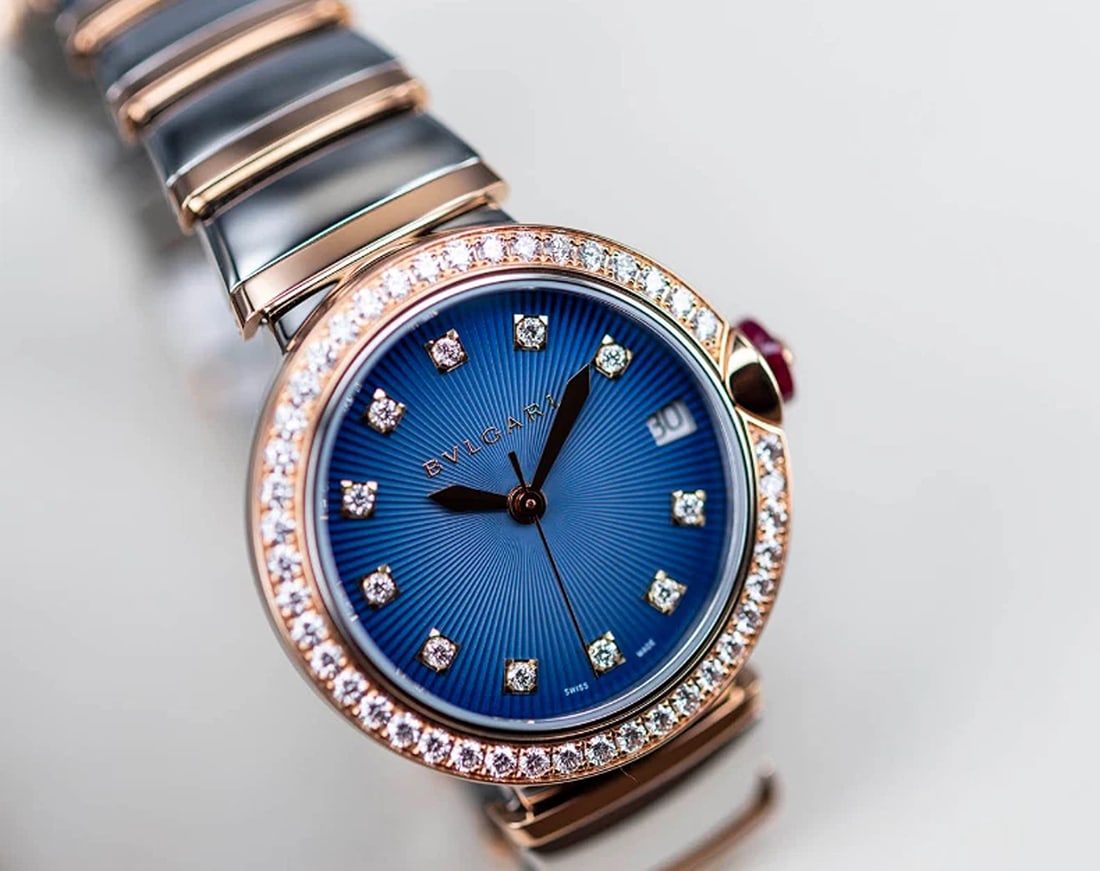 Bvlgari Lvcea 102980M 2019 Complete 18k TwoTone Blue Dial Auto Ladies Watch 33mm: Case Size33mmWrist Fit7.25inchesBoxYesPapersYes(2019 Card)Condition — Used - Like NewFull SpecificationsBrandBvlgariCustomizedNoSerial #P01xxxxGenderWomenBand Material18k Rose Gold/Stainless SteelBa