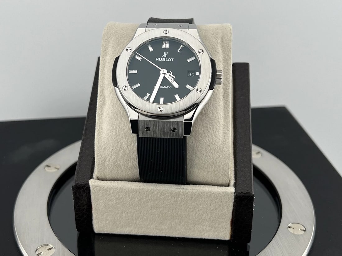 Hublot Classic Fusion Automatic 565.NX.1470.RX 38mm Titanium Box: Style Number: 565.NX.1470.RXSerial: 150****Year: 2023-Present Model: Hublot Classic Fusion Titanium Case Material: Titanium Band: Rubber Bezel: Titanium Dial: Black Crystal: Sapphire Case Size: 38mm I