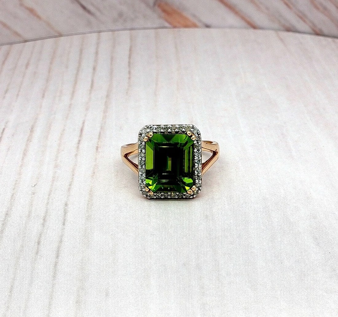 Peridot & Diamond Ring In 14k Yellow Gold.: Condition: Pre-owned - Good,Antique: No,Number of Diamonds: 30,Occasion: Anniversary, Birthday, Christmas, Confirmation/Communion, Graduation, Mother's Day, Valentine's Day, Wedding,Main Stone Width: