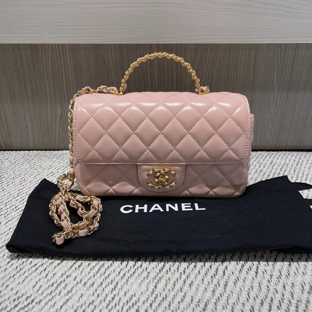 Chanel 2024 Light Pink Lambskin Top Handle Single Flap Antique Gold Hardware: Condition: Pre-owned - Good,Brand: CHANEL,Department: Women,Exterior Color: Pink,Style: Shoulder Bag,Exterior Material: Light pink lambskin (calfskin),Country of Origin: ItalyFrom the 2024 Collection