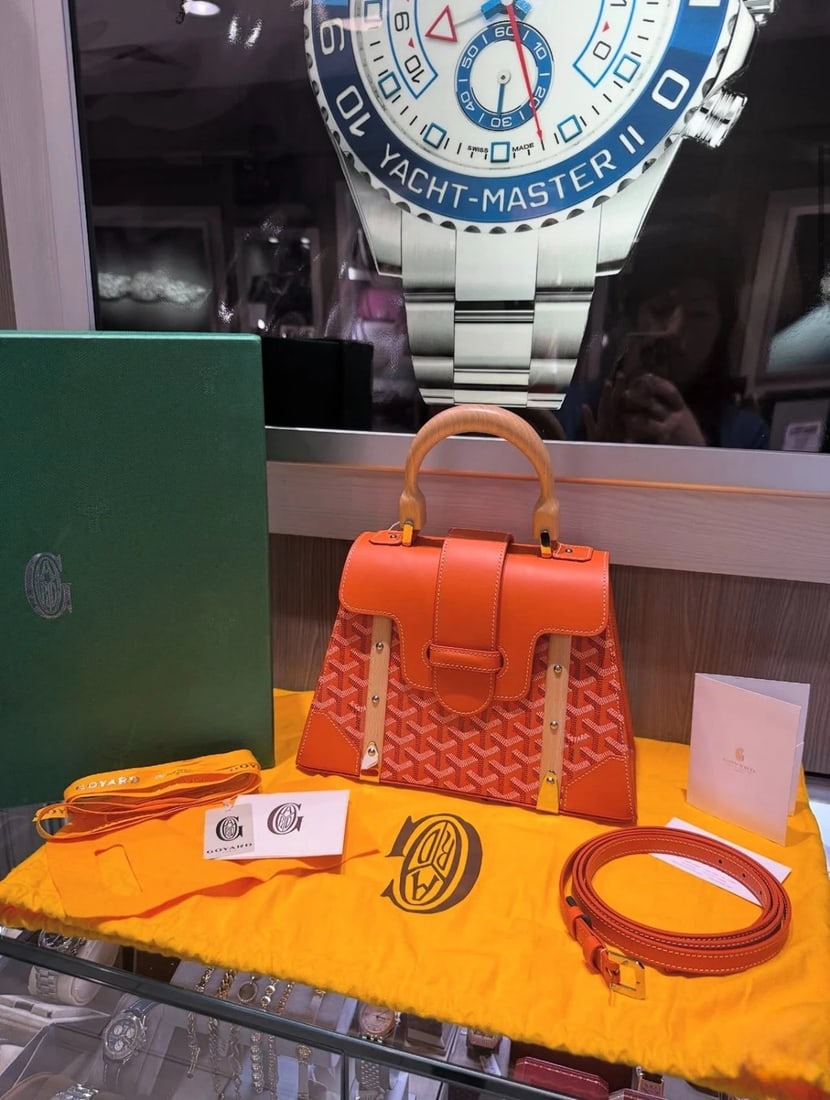 Goyard Saïgon Structuré PM in Orange Goyardine canvas: Condition: Pre-owned - Excellent,Bag Width: 11 in,Pattern: Goyard Goyardine,Bag Height: 8 in,Closure: Snap,Handle/Strap Color: Orange,Hardware Color: Silver,Bag Depth: 6 in,Exterior Material: Canvas,