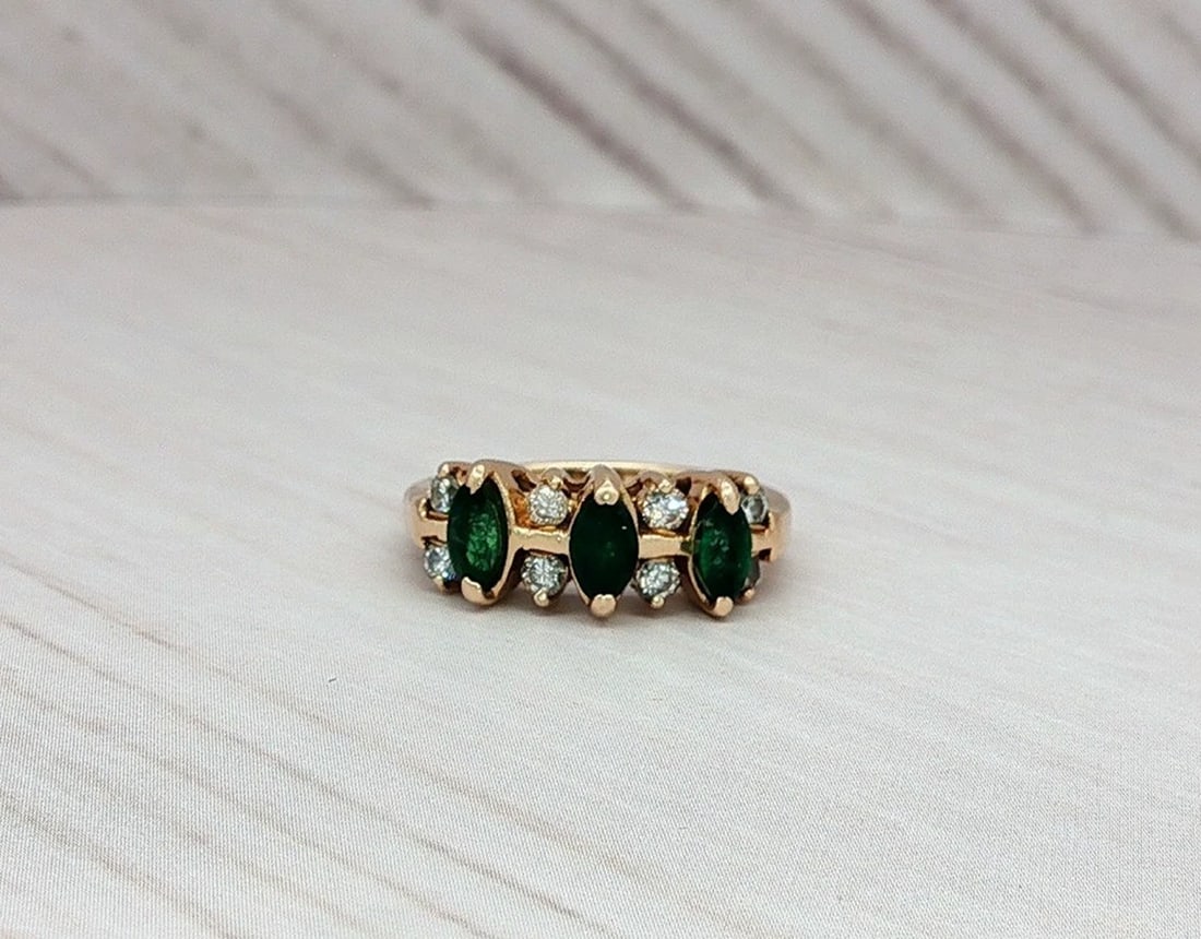 Emerald & Diamond Ring In 14k Yellow Gold: Condition: Pre-owned - Good,Number of Diamonds: 8,Antique: No,Shape: Leaf,Occasion: Anniversary, Birthday, Christmas, Confirmation/Communion, Graduation, Mother's Day, Valentine's Day,Main Stone Width