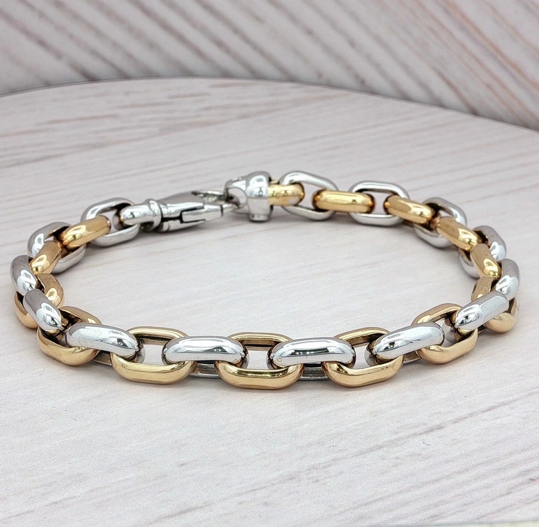2 Tone Oval Link Chain Bracelet In 18k White & Yellow Gold.: Condition: Pre-owned - Good,Antique: No,Closure: Lobster,Occasion: Anniversary, Birthday, Christmas, Graduation, Mother's Day, Valentine's Day, Wedding,Main Stone Width: 1 mm,Metal: Yellow Gold & Whit