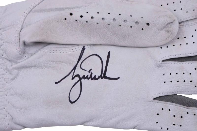 Tiger Woods Signed Nike 'TW' Golf Glove PSA DNA COA & UDA Hologram - 3