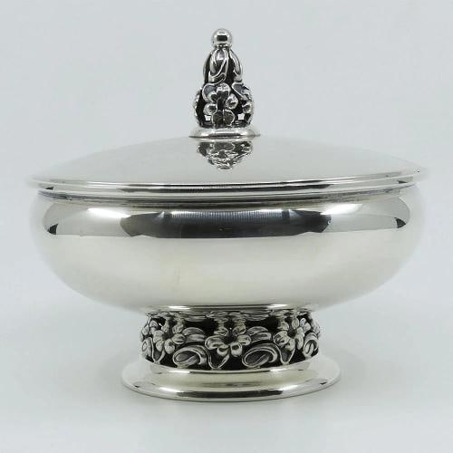 Beautiful VTG Round Covered Dish Bowl Box w Openwork Floral Designs: a superb quality sterling silver covered dish/round box, dating to around the 1940s-1950s. This piece was made by Mueck-Carey, a well-regarded New York silver company later absorbed into Towle. The
