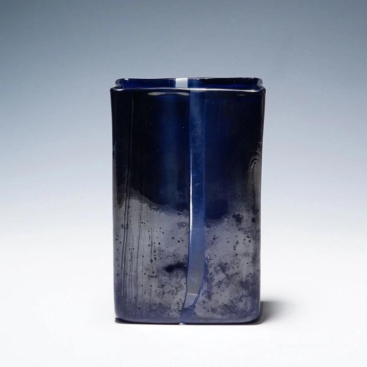 Murano Art Glass Vase Scolpiti by Toni Zuccheri for Venini 1967: A rare art glass vase from the 'Scolpiti' series. Designed by Tony Zuccheri in 1967 and manufactured by Venini, Murano Venice. Consisting of a rectangular body made of dark blue opaque glass with two