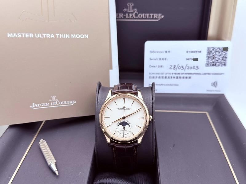 Jaeger LeCoultre Master Ultra Thin Moon Q1362510 39mm 18K Rose Gold Box Papers: Style Number: Q1362510 Year: 2023 Model: Jaeger-LeCoultre Master Ultra Thin Moon Case Material: 18k Rose Gold Band: Leather Bezel: 18k Rose Gold Dial: Beige Crystal: Sapphire Case