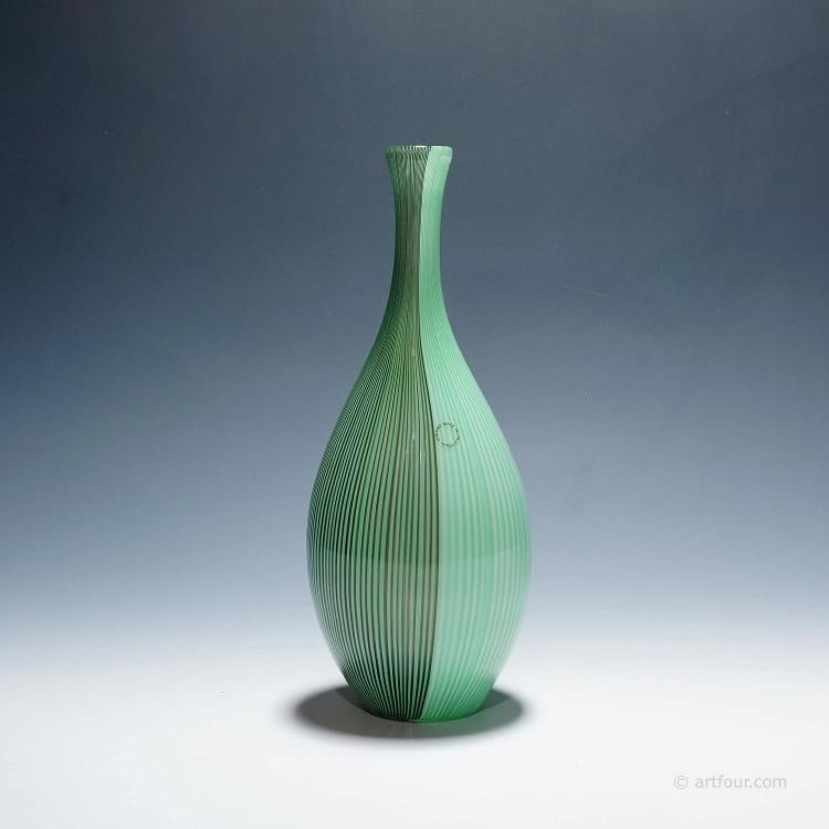 Large Tessuto Vase by Carlo Scarpa for Venini Murano: A rare example of the 'Tessuto' series designed by Carlo Scarpa ca. 1940. Manufactured by Venini Murano Venice. Thin vertically fused glass threads in alternating turquoise, milkwhite and black. This