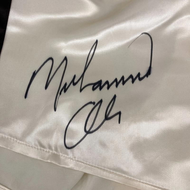 Beautiful Muhammad Ali Signed Everlast Trunks Shorts JSA COA - 3