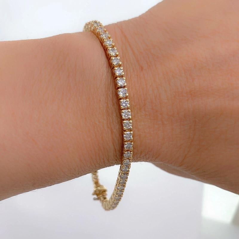 Round Brilliant Diamonds 14 kt Yellow Gold Tennis Bracelet: Condition: Pre-owned - Good,Country of Origin: United States,Main Stone Creation: Natural,Fancy Diamond Color: Yellow,Length (inches): 7.0',Metal: Yellow Gold,Total Carat Weight: 2.00 -