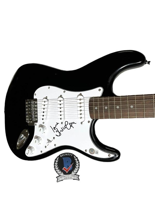 DUA LIPA SIGNED AUTOGRAPH FENDER STRATOCASTER FULL SIZE GUITAR BAS BECKETT: Industry: Music,Signed: Yes,Autograph Authentication: Beckett,Original/Reproduction: Original,Country of Origin: United States 
