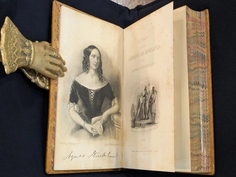 1852 Lives of the Queens of England from the Norman Conquest Fine Leather Bindin - 5