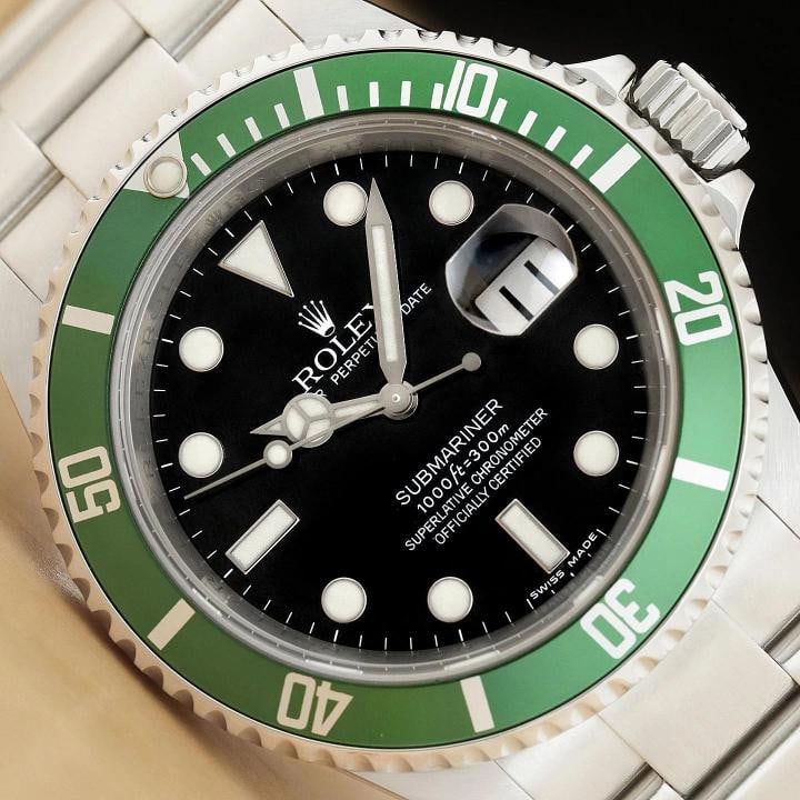 2009 CARD ROLEX SUBMARINER DATE 16610LV NO HOLES 40MM GREEN KERMIT STEEL WATCH: This is an authentic Rolex 16610LV Submariner Date no holes 40mm black dial watch with stainless steel oyster bracelet rotatable green bezel Rolex warranty card and factory Rolex hang tag Descriptions