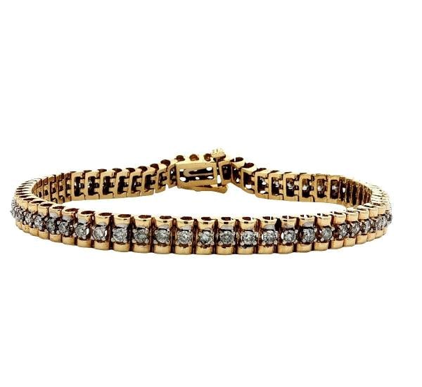 Diamond Link Tennis Bracelet In 14k Yellow Gold: The 7.5-inch bracelet is crafted with 14k yellow gold and a prong setting style, exuding elegance and sophistication in every detail. Bracelet Width: 5.41mm Weight: 15.9g.. Condition: Pre-owned -