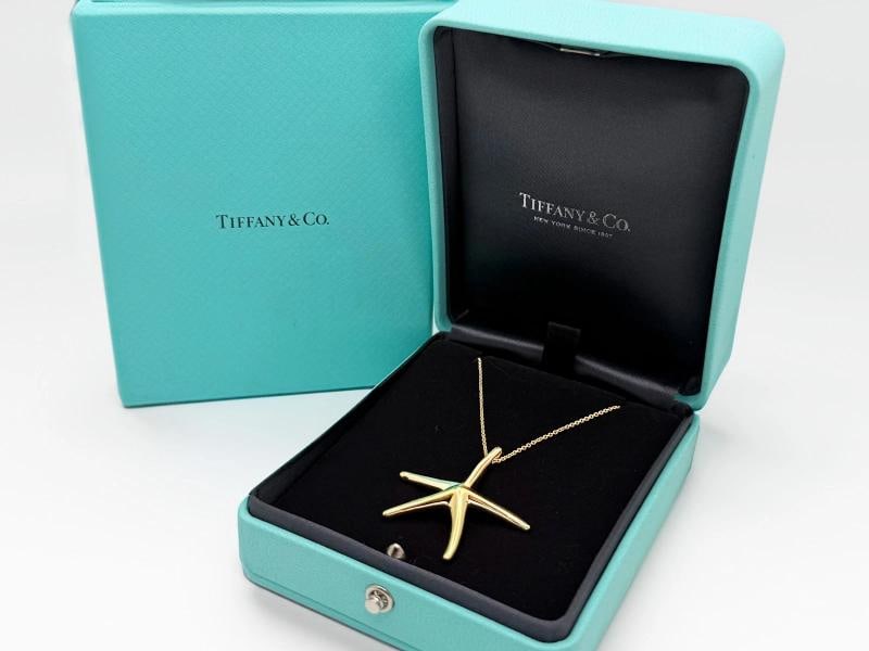 TIFFANY & Co. Elsa Peretti 18k Yellow Gold Starfish Pendant Necklace: Metal: 18k Gold 750 Size: 16 in chain Measurements: 1.50 X 1.50 inches Weight: 9.0 grams . Condition: Pre-owned,Pendant Shape: Star,Signed: Yes,Color: Gold,Metal: Yellow Gold,Necklace Length: 16 in,Ma
