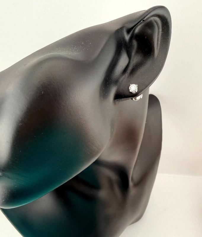 Tiffany & Co Platinum Round Diamond Stud Earrings 0.77 tcw F VVS2 Papers Box - 18