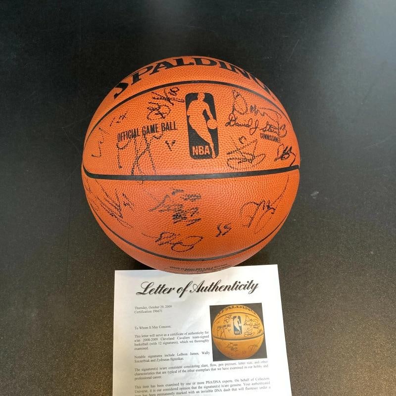 Lebron James 2008-2009 Cleveland Cavaliers Team Signed Game Basketball PSA DNA (1 of 7)