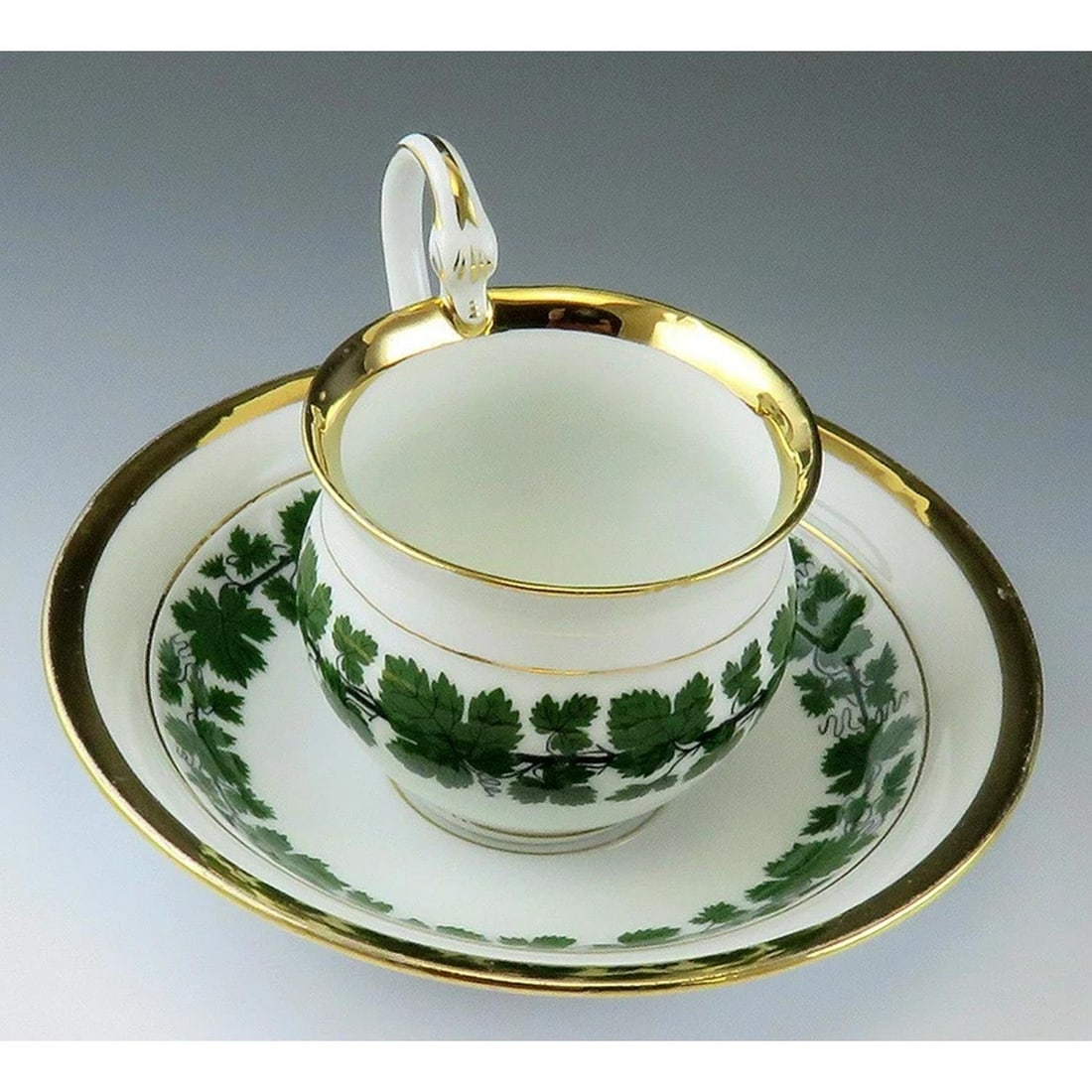 Fantastic 17pc Meissen Full Green Vine Gilt Tea Coffee Cup and Saucer Set - 4