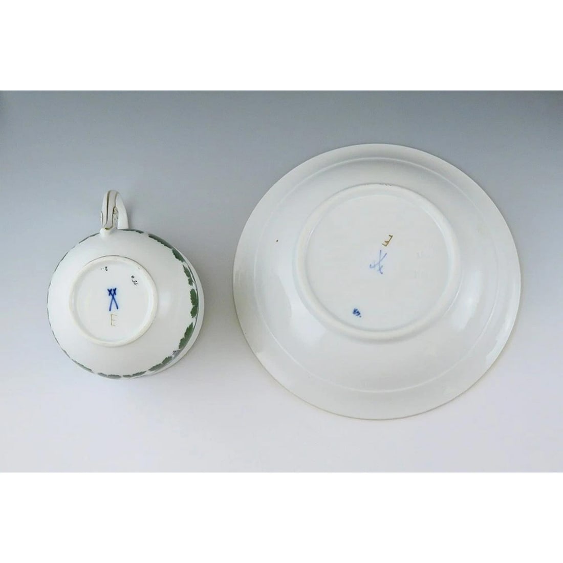 Fantastic 17pc Meissen Full Green Vine Gilt Tea Coffee Cup and Saucer Set - 7