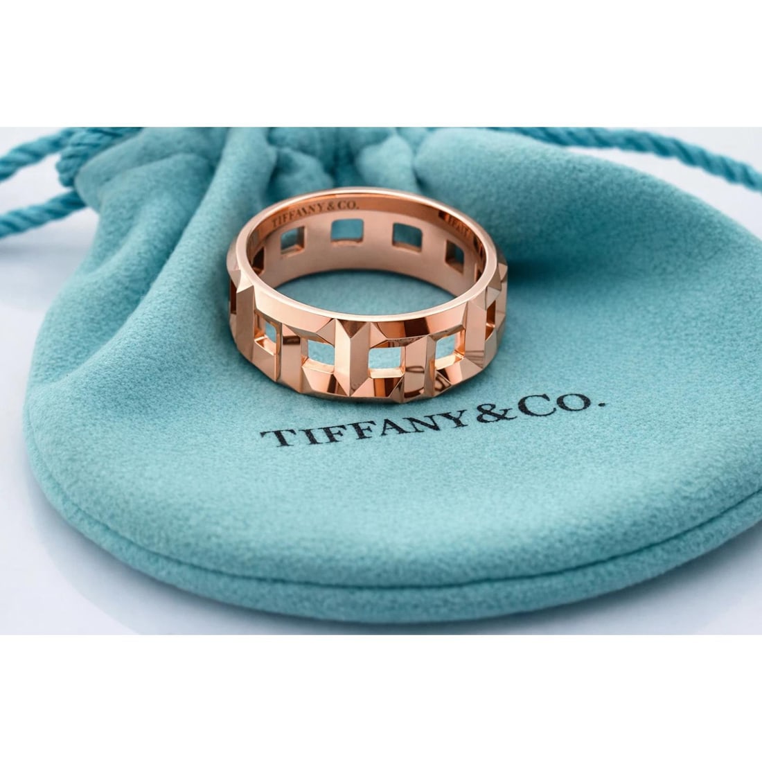 Tiffany & Co T TRUE 18K Rose Gold Band Ring 8 MM Wide Size 9: Condition: Pre-owned - Good,Signed: Yes,Color: Pink,Sizable: No,Metal: Rose Gold,Main Stone: No Stone,Ring Size: 9,Brand: Tiffany & Co.,Type: Ring,Metal Purity: 18k,Band Width: 8 mm,Model: Tiffany &