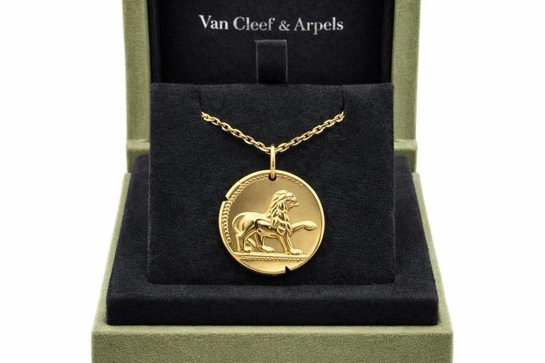 Van Cleef & Arpels Leo Zodiac Pendant Necklace 18K Yellow Gold 4600 COA Box - 2