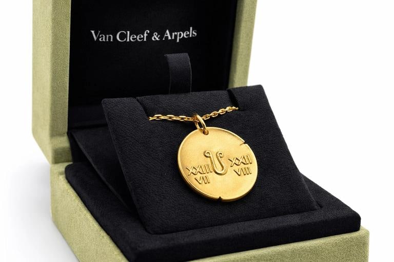 Van Cleef & Arpels Leo Zodiac Pendant Necklace 18K Yellow Gold 4600 COA Box - 3