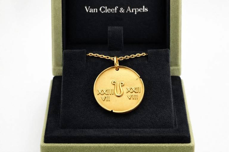 Van Cleef & Arpels Leo Zodiac Pendant Necklace 18K Yellow Gold 4600 COA Box - 4