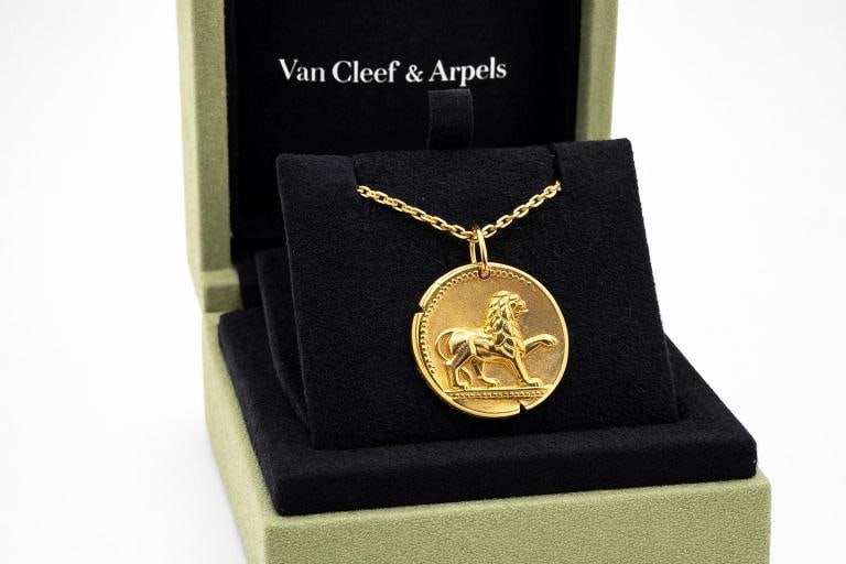 Van Cleef & Arpels Leo Zodiac Pendant Necklace 18K Yellow Gold 4600 COA Box - 5