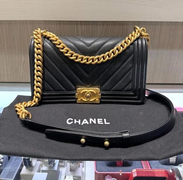 Chanel Old Medium Boy Bag Black Chevron Caviar Leather with Antique GHW: Condition: Pre-owned - Good,Pattern: Chevron,Closure: Push Lock,Size: Medium,Exterior Material: chevron quilted caviar leather,Vintage: No,Brand: CHANEL,Department: Women,Exterior Color: Black,Style: