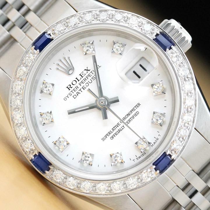 LADIES ROLEX DATEJUST 69174 FACTORY DIAL 18K GOLD SAPPHIRE DIAMOND STEEL WATCH: This is an authentic Rolex Datejust 69174 watch with factory Rolex diamond dial Ref., Rolex stainless steel jubilee band, and custom 18K white gold sapphire diamond bezel. Descriptions: Brand: Rolex M