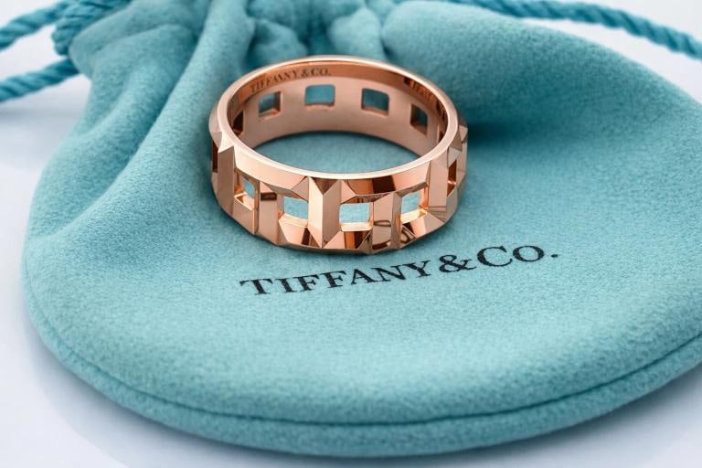 Tiffany & Co T TRUE 18K Rose Gold Band Ring 8 MM Wide Size 9: Condition: Pre-owned - Good,Signed: Yes,Color: Pink,Sizable: No,Metal: Rose Gold,Main Stone: No Stone,Ring Size: 9,Brand: Tiffany & Co.,Type: Ring,Metal Purity: 18k,Band Width: 8 mm,Model: Tiffany & C