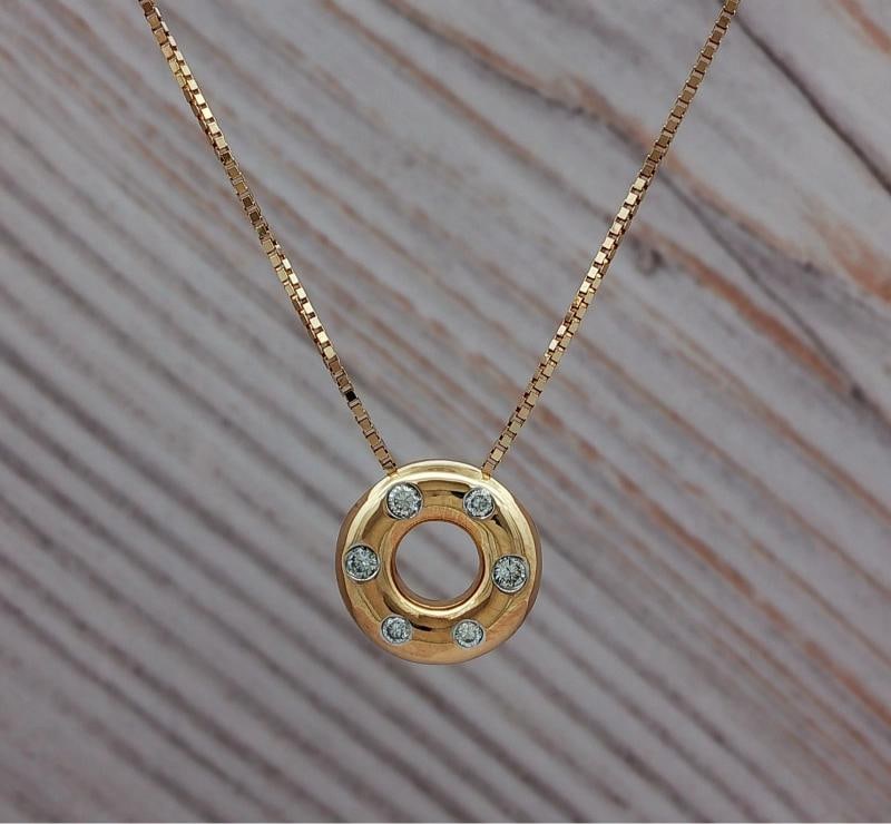 Diamond Donut Pendant Necklace In 14k Yellow Gold: Condition: Pre-owned - Good,Pendant Shape: Round,Number of Diamonds: 6,Closure: Lobster,Occasion: Anniversary, Birthday, Christmas, Confirmation/Communion, Graduation, Mother's Day, Valentine's Day, W