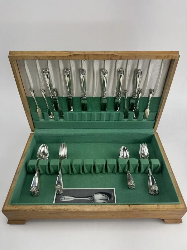 Excellent Tiffany Co Sterling Silver Shell Thread 36pc Flatware Set Serves 6: The set consists of: 6 knivesÃ¢â‚¬â€9 1/4 inches. 6 butter knives/spreadersÃ¢â‚¬â€5 7/8 inches. 6 forksÃ¢