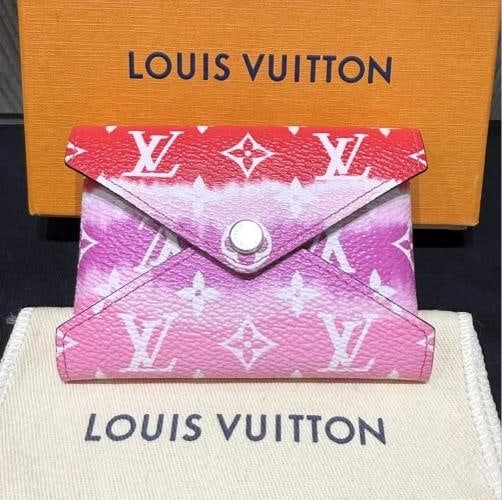 Louis Vuitton Kirigami Escale Small Pochette Pink Monogram: Condition: Pre-owned - Excellent,Brand: Louis Vuitton,Pattern: Monogram,Department: Women,Size: Small,Exterior Color: Pink,Model: Louis Pochette Kirigami,Style: pochette,Exterior Material: Monogram Es
