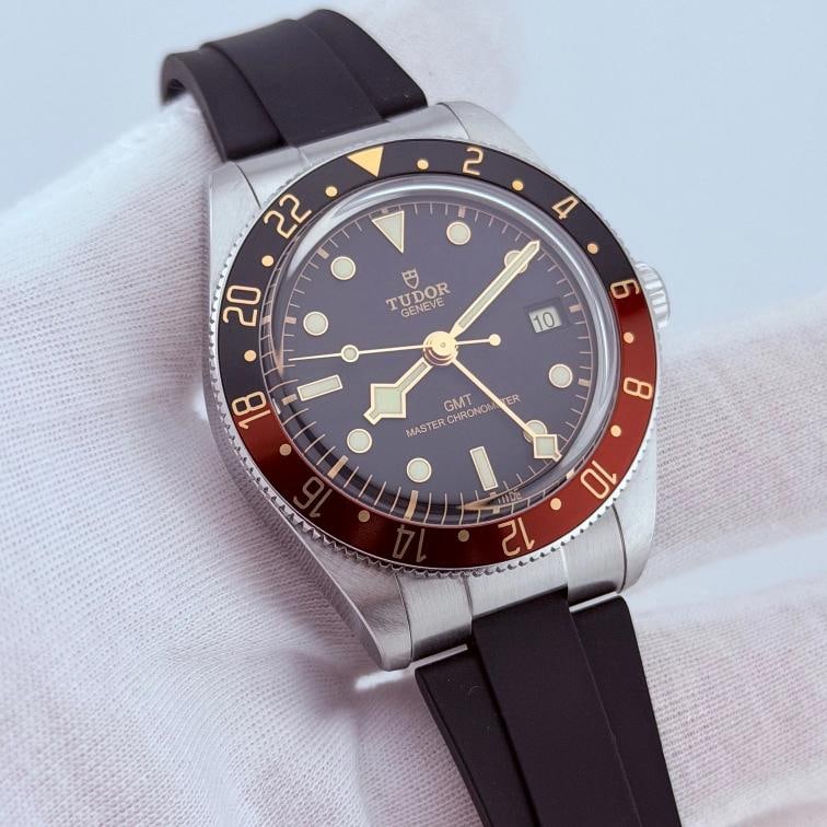 2025 Tudor Black Bay 58 GMT 7939G1A0NRU 39mm Black and Red Bezel Box Papers - 7