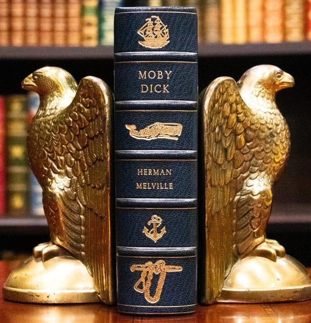 Herman Melville / Moby Dick or The Whale 1st Edition 1930: Author: Herman Melville,Country of Origin: United States of America,Publisher: Random House,Year Printed: 1930,Special Attributes: 1st Edition, Illustrated,Binding: Leather,Original/Facsimile: Origina