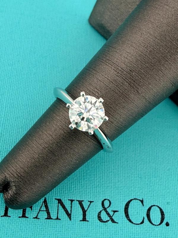 Tiffany & Co. Round Diamond 1.13 cts I VS1 Engagement Ring Plat Certificates: Style: 6 Prong Tiffany Solitaire Metal: Platinum PT950 Size: 4.75 sizable Main Diamond: Round Brilliant Diamond 1.13 cts Color & Clarity: I, VS1 . Condition: Pre-owned - Good,Number of Diamonds: