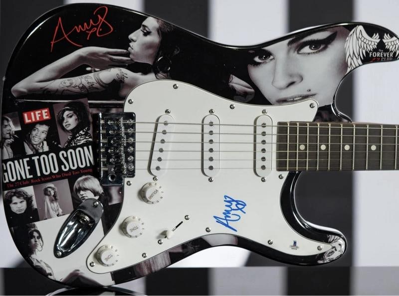 Amy Winehouse Signed Custom Guitar (BECKETT & JSA LOA) (1 of 6)