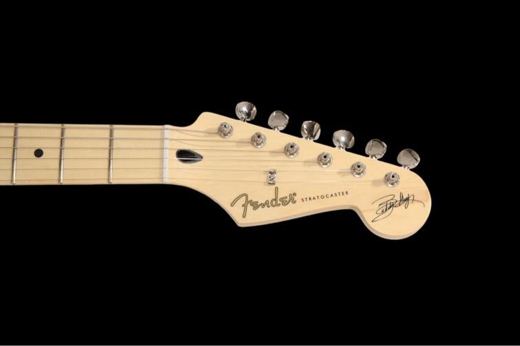 Buddy Guy Signed Fender Guitar (Beckett) - 4