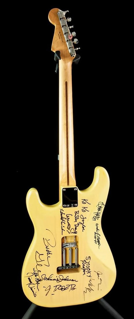 BLUES LEGENDS SIGNED FENDER GUITAR ~ 21 Signatures Including BB King (PSA LOA) - 3