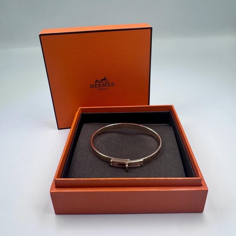 Hermes Kelly Diamond 18k Rose Gold & Diamond Bracelet Small MSRP $18,300: Condition: Pre-owned - Excellent,Number of Diamonds: 61,Shape: Round,Closure: Turnlock,Main Stone Color: White/Colorless,Gender: female,Metal: Rose Gold,Item Length: 6.2 in,Secondary Stone: