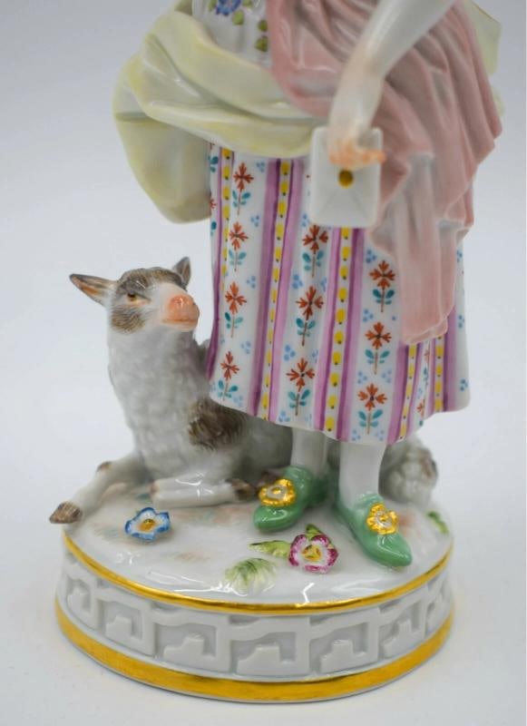 Meissen 19th Century Figure of a Woman with Bird Cage - 4