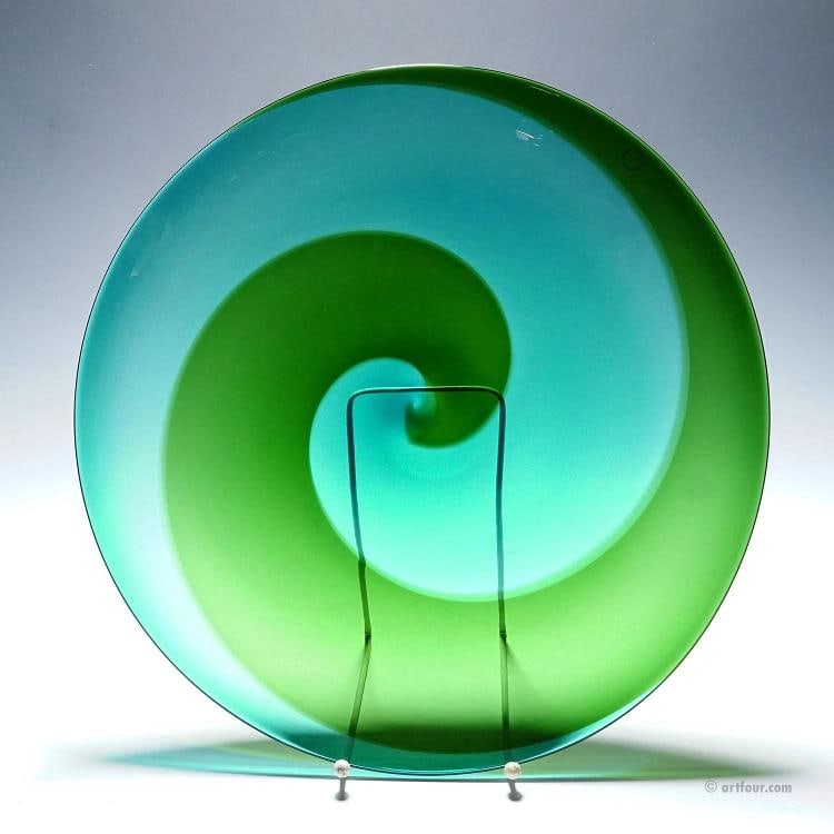 Large Venini Plate 'Coreano', Designed by Tapio Wirkkala in 1966: Condition: Used,Brand: ArtGlass,Material: Glass,Type: Art Glass,Handmade: Yes,Vintage: Yes,Country of Origin: Italy A blue and green a fasce a spirale plate from the Coreani series. Designed in 1966 b