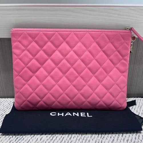 Chanel Lambskin Quilted Medium Casino Beauty CC Cosmetic Pouch in Fuchsia (2016) - 5
