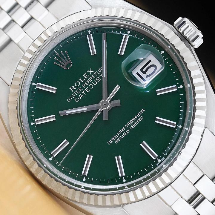 ROLEX DATEJUST 1601 18K WHITE GOLD STEEL GREEN DIAL FOLDED BRACELET WATCH: This is an authentic Rolex Datejust 1601 watch with Rolex stick dial Ref., Rolex 18K white gold fluted bezel, and Rolex stainless steel folded jubilee bracelet. Descriptions: Brand: Rolex Model: