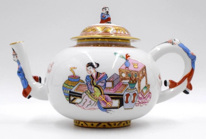 Herend Hand Painted "Ming Dynasty" Teapot: Measures 5 1/2" high by 4 3/4" wide by 8 1/4" spout to handle long