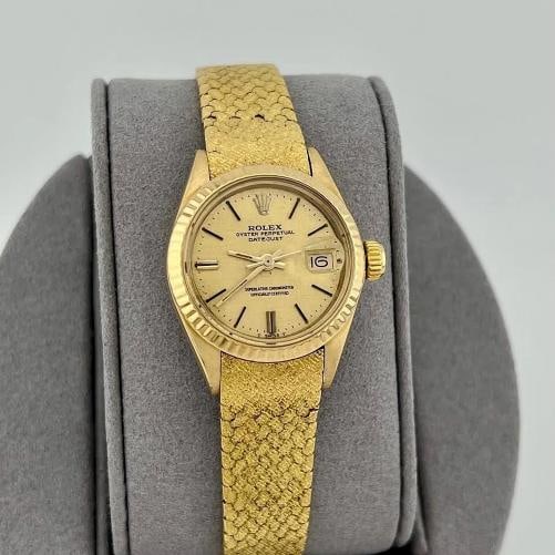 Vintage Rolex Ladies Datejust 6905 26mm Champagne Dial 18k Yellow Gold: Condition: Pre-owned - Good,Bezel Color: Gold, Yellow,Movement: Mechanical (Automatic),Seller Warranty: Yes,Indices: Stick Indexes,Year Manufactured: 1970-1979,Vintage: Yes,Reference Number: 6905,Bran