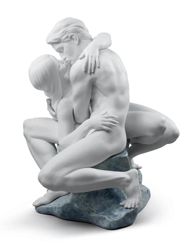 Lladr Sculpture Passionate Kiss Couple Figurine Ref. 01008727: Lladr Sculpture Passionate Kiss Couple Figurine Ref. 01008727 Material: Porcelain Lladr Lion - Dimensions: Height: 41 cm x Width x 38 - Lenght x 31