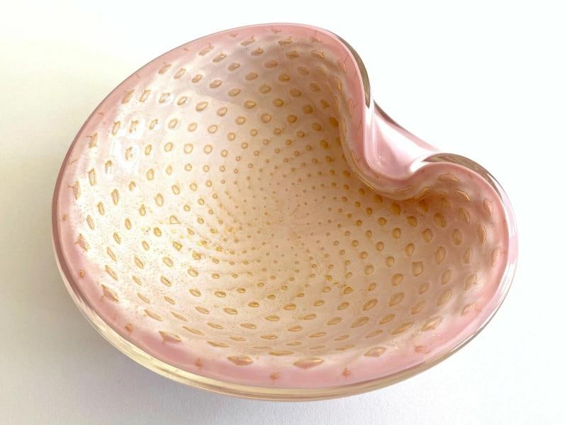 MID CENTURY MODERN BARBINI MURANO ITALY ART GLASS PINK GOLD LEAF BULLICANTE BOWL: THE HAND BLOWN MID CENTURY MODERN MURANO ART GLASS BOWL MEASURES 7 1/4" W X 6 1/2" H X 2 1/2" H. IT IS IN EXCELLENT " LIKE NEW " VERY CLEAN VINTAGE CONDITION CONSISTENT WITH AGE AND LIGHT SIGNS OF