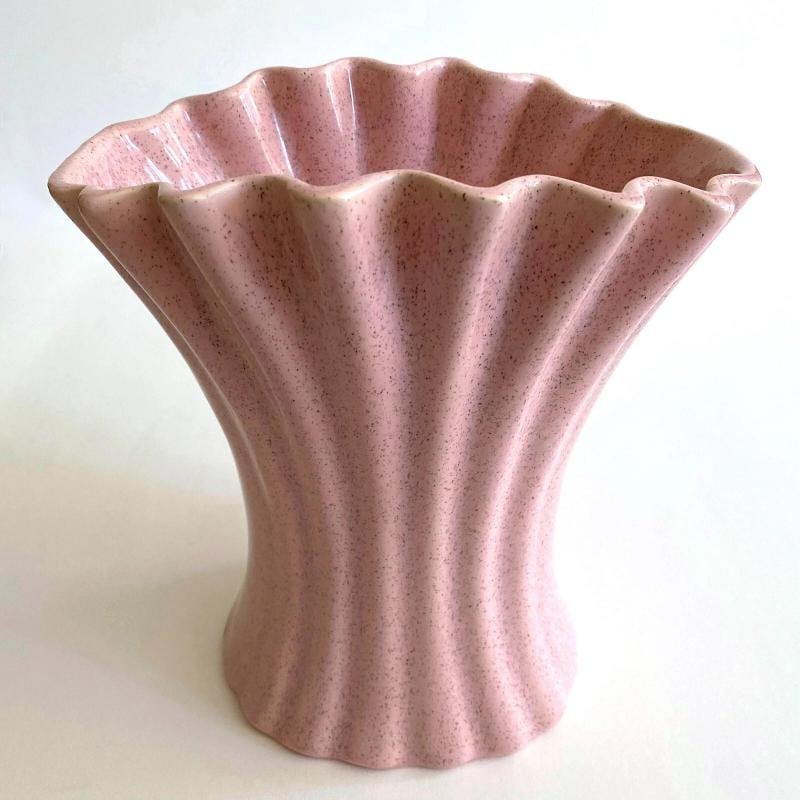 1950'S MID CENTURY MODERN BAUER ART POTTERY PINK SPECKLE FLUTED LRG FLOWER VASE: THE VINTAGE MID CENTURY MODERN ART POTTERY LARGE FLOWER VASE MEASURES 8 1/2" W X 6 1/2" D X 9 3/8" H.
